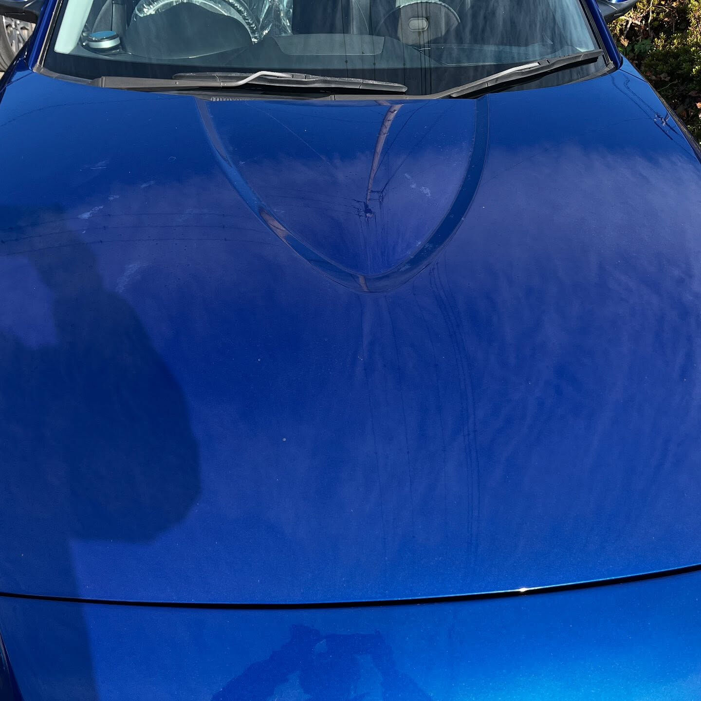 今日の工場では、マツダRX-8のボンネットの塗装修理に取り組
